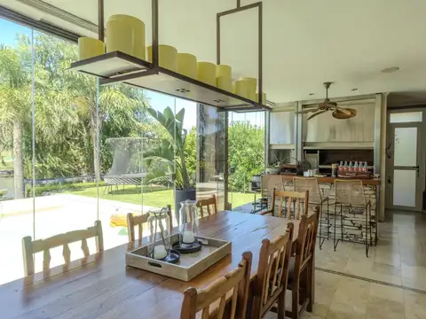 Casa en Venta con 4 cocheras
