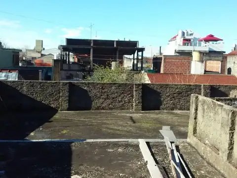 PH 3AMB A RECICLAR, AMPLIO, BUENA UBICACION. ESCUCHA OFERTA.