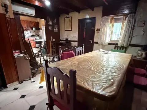 Ph al frente con de 4 ambientes, patio con parrilla.