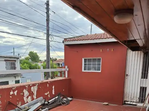 Ph al frente con de 4 ambientes, patio con parrilla.