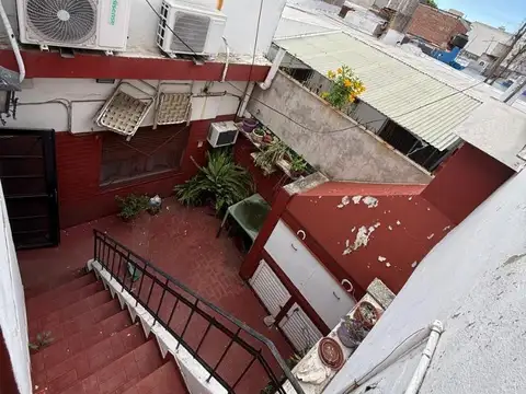 Ph al frente con de 4 ambientes, patio con parrilla.