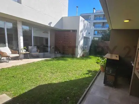 Casa en Alquiler con 2 cocheras