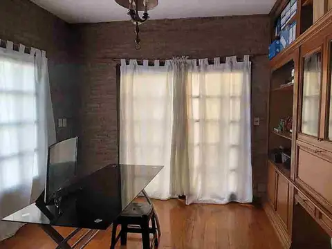 Casa 6 ambientes con 2 baños