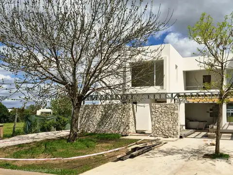 San Matias,  casa a laguna. 4 dormitorios en suite  dependencias! Pileta