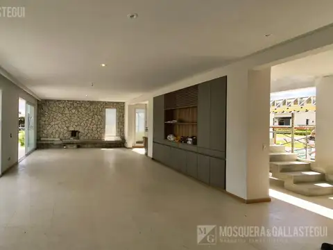 Casa 7 ambientes con 5 baños