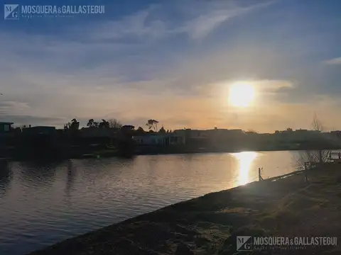 Casa en Alquiler con 4 cocheras