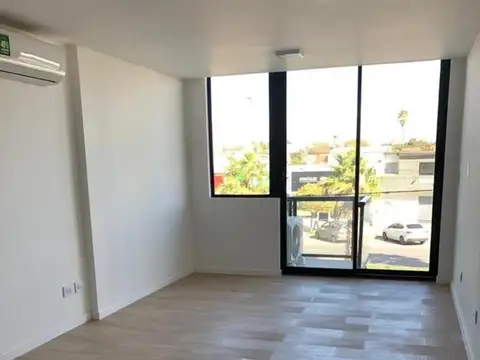 Alquiler Monoambiente Moderno al Frente con Balcón 