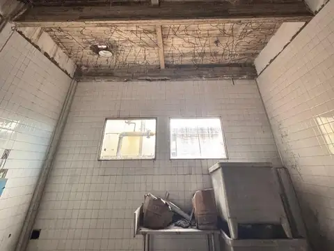 Galpón 2.300m2 - Salidas a dos calles - EX FRIGORIFICO