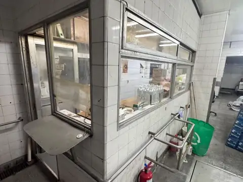 Galpón 2.300m2 - Salidas a dos calles - EX FRIGORIFICO