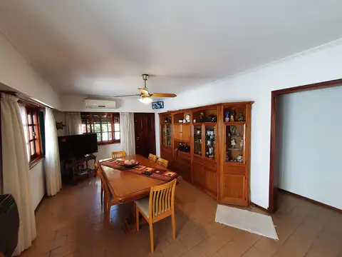 Casa en Venta con 3 cocheras