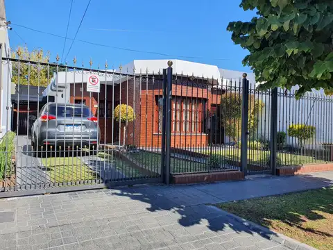 Venta de Casa con garaje cubierto, patio, terraza y quincho en Berazategui Centro
