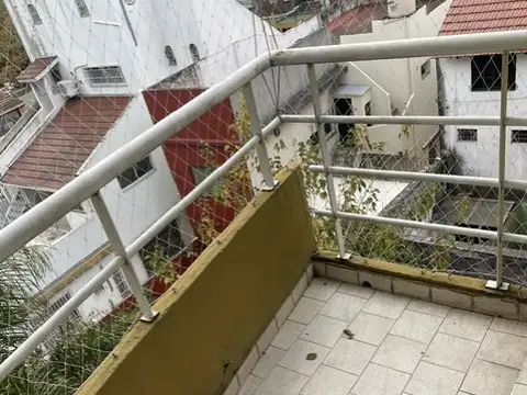 EXCELENTE DEPTO 2 AMB. FTE. CON BALCON - CASEROS