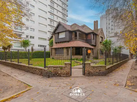 Chalet de Patrimonio Histórico, en estratégica esquina de Zona Güemes.