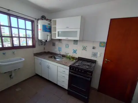 Departamento un ambiente al contra frente con balcón