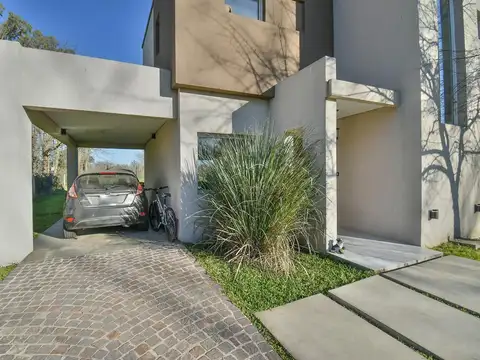 Casa 5 ambientes con 3 baños