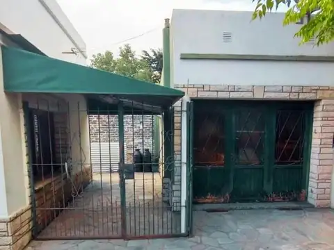 Casa 5 ambientes con 1 baño