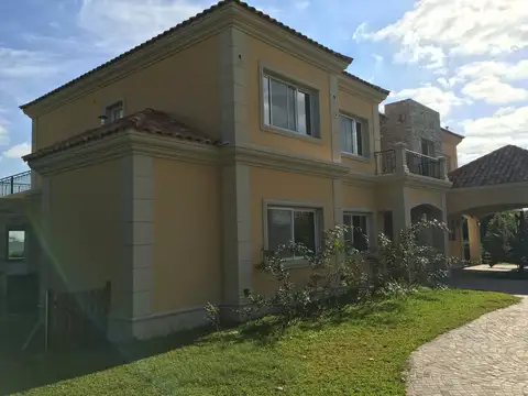 Casa 7 ambientes con 4 baños