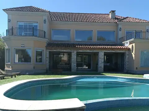 CASA VENTA ESTANCIAS DEL PILAR 4 DORMITORIOS GALERIA PARRILLA JARDIN TERRAZA  PILETA