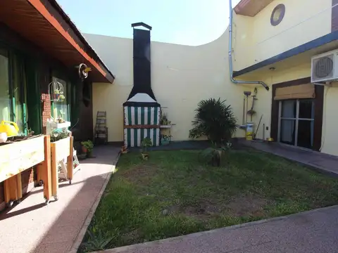 Casa 6 ambientes con 2 baños