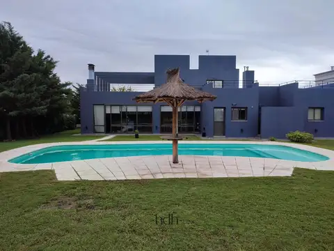 Casa 7 ambientes con 5 baños
