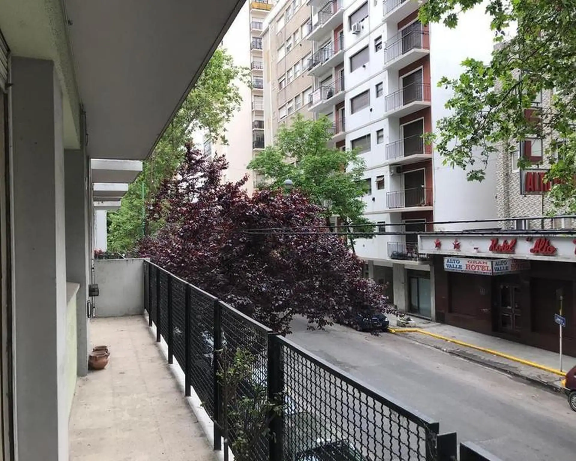 Departamento 4 ambientes c/ dependencia a la calle con balcón