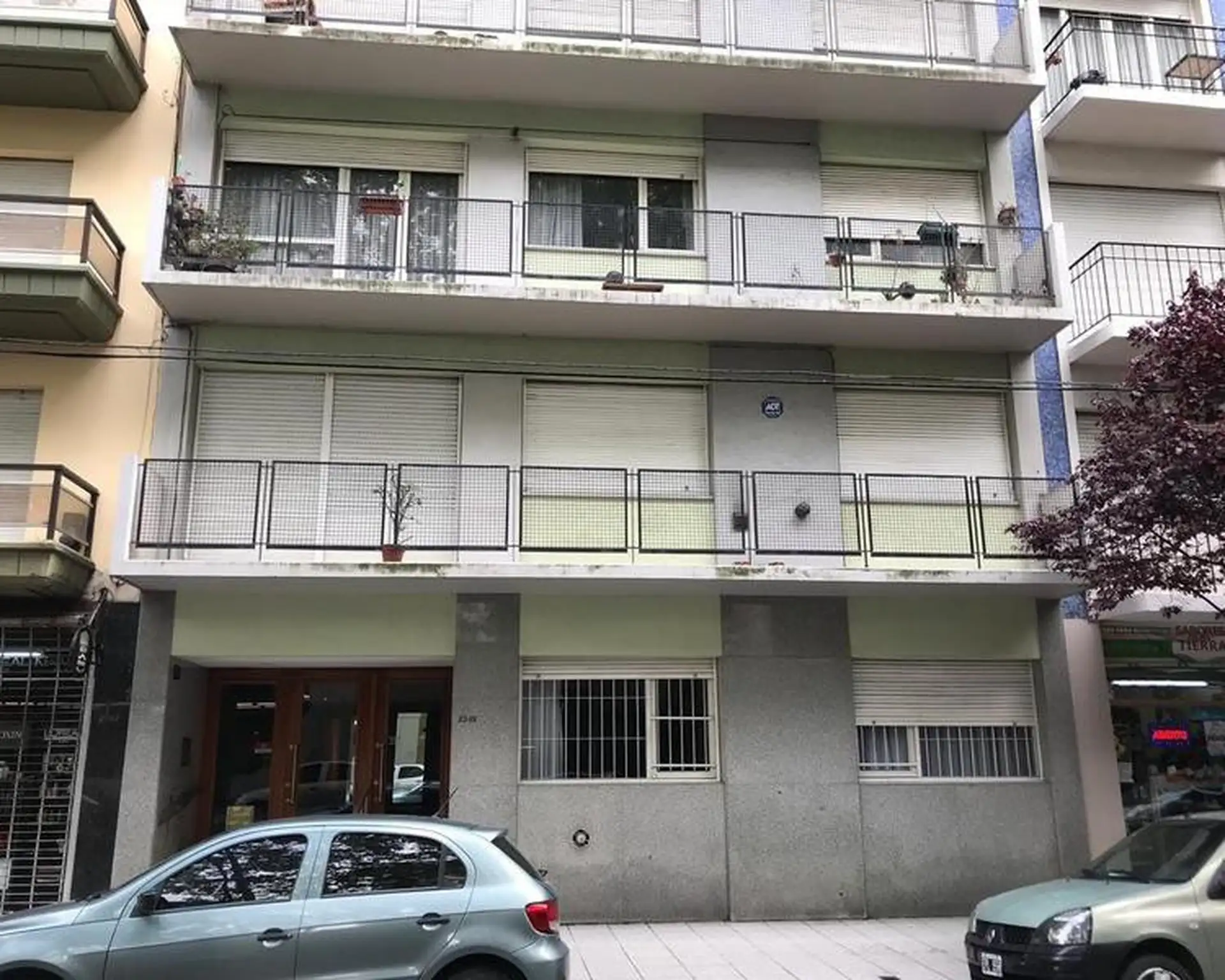 Departamento 4 ambientes c/ dependencia a la calle con balcón