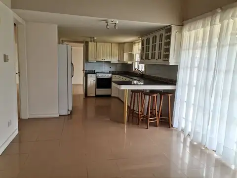 Casa en Alquiler con 2 cocheras