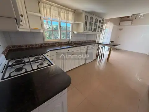 Casa 8 ambientes con 4 baños