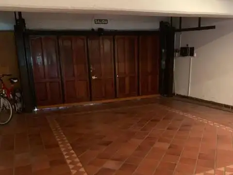 Excelente casa con jardín y pileta. Alquiler o venta. cocheras