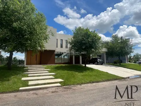 Casa 4 ambientes con 4 baños