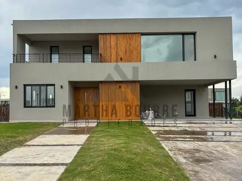 Casa 5 ambientes con 3 baños