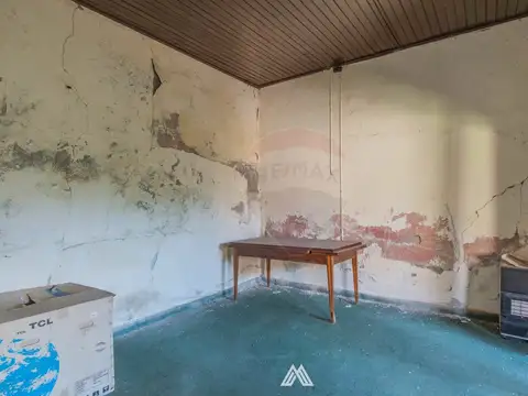 Venta terreno céntrico con casa a reciclar, Pando.