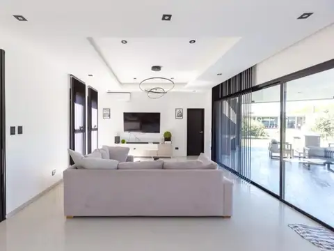 Casa en Venta con 4 cocheras