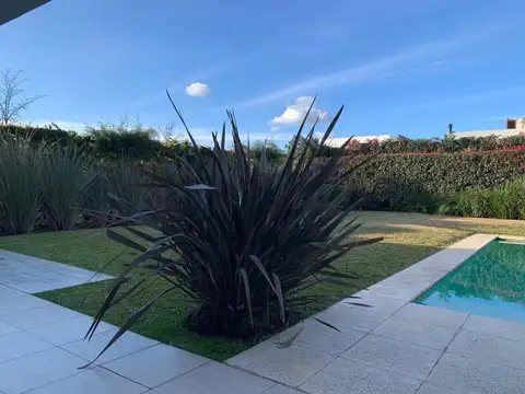 Casa en Venta con 3 cocheras
