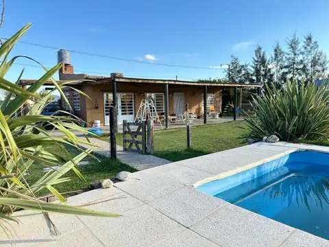 VENTA CASA 2 AMBIENTES C/ PARQUE Y PILETA EN MONTE