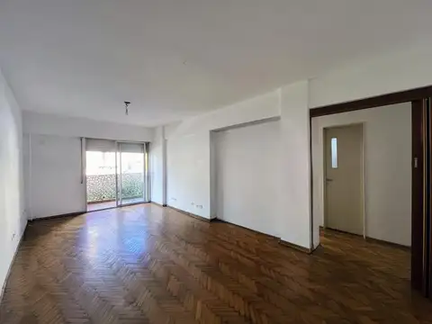 VENTA – Departamento de 2 dormitorios con balcón al frente.