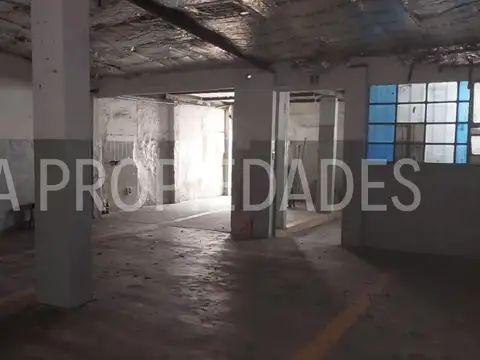 Galpón  160 m2 con vivienda en alquiler en Mataderos