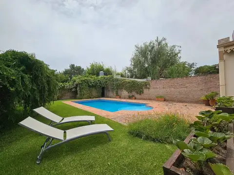 Casa en Venta con 3 cocheras