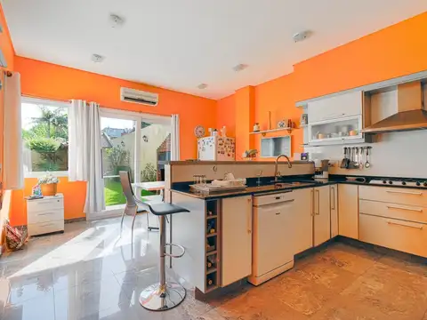 VENTA CASA 5 AMB LA LUCILA HERMOSO FONDO Y PILETA