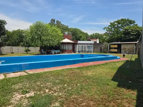 VENTA. CASA DE 3 DORMITORIOS CON COCHERA Y PILETA. FUNES.