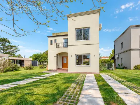 Casa en venta de 4 ambientes con amplio parque en Barrio Lujan Del Sol.