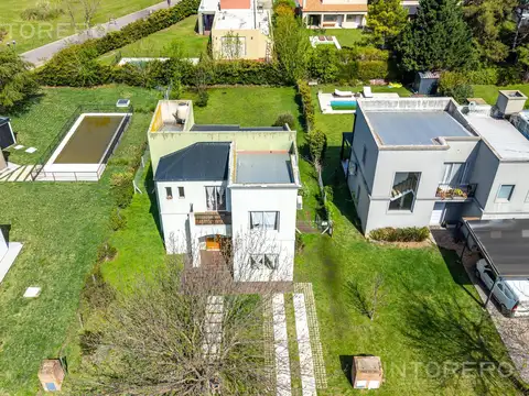 Casa en venta de 4 ambientes con amplio parque en Barrio Lujan Del Sol.