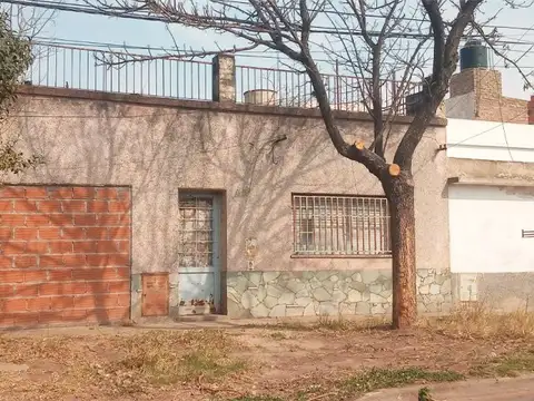 CASA 2 DORMITORIOS A RECICLAR CON COCHERA J. M. GUTIÉRREZ 2767