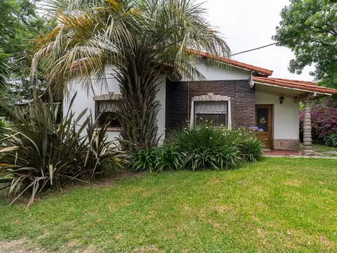 VENTA CASA CON FONDO COCHERAS Y GALPON FCIO VARELA