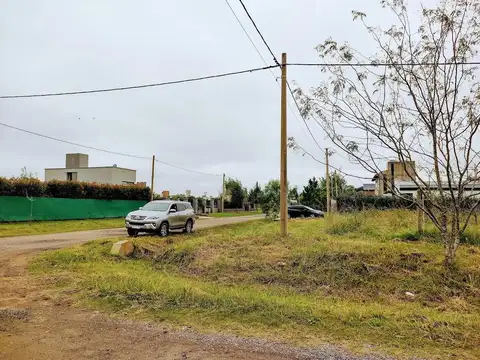 Excelente lote residencial en esquina .Funes Town. 