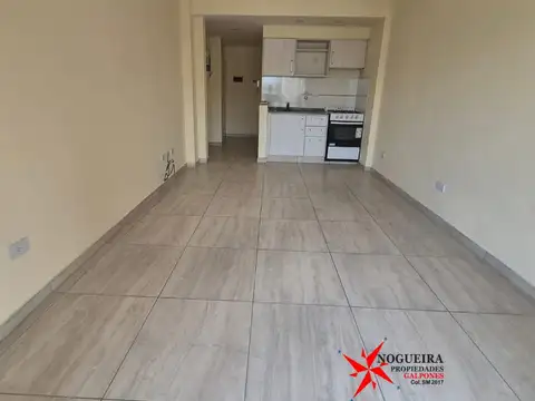 Monoambiente amplio con Balcón- Cerca de Caseros Centro.