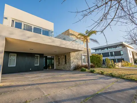 ALQUILER DE LUMINOSA CASA AMOBLADA EN EL YACHT 