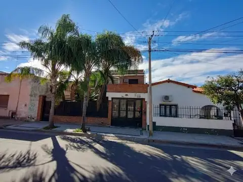 SE VENDE EN CATAMARCA CASA CÉNTRICA DE 2 PLANTAS