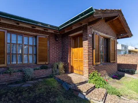 CASA CON PATIO QUINCHO COCHERA QUILMES