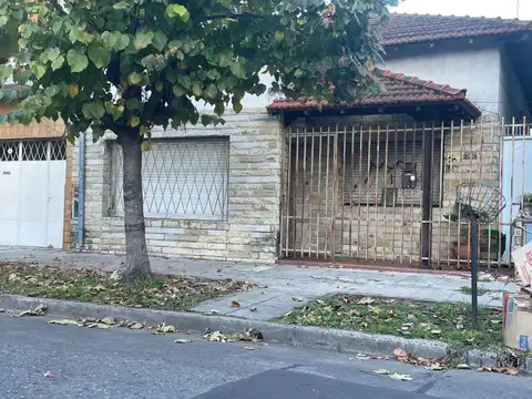CASA MULTIFAMILIAR A RECICLAR CASEROS NORTE